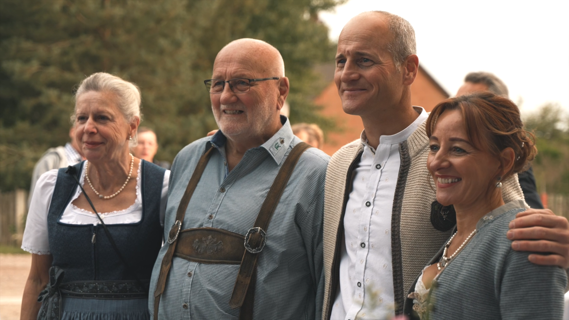 Eine Familie steht als Gruppe zusammen.