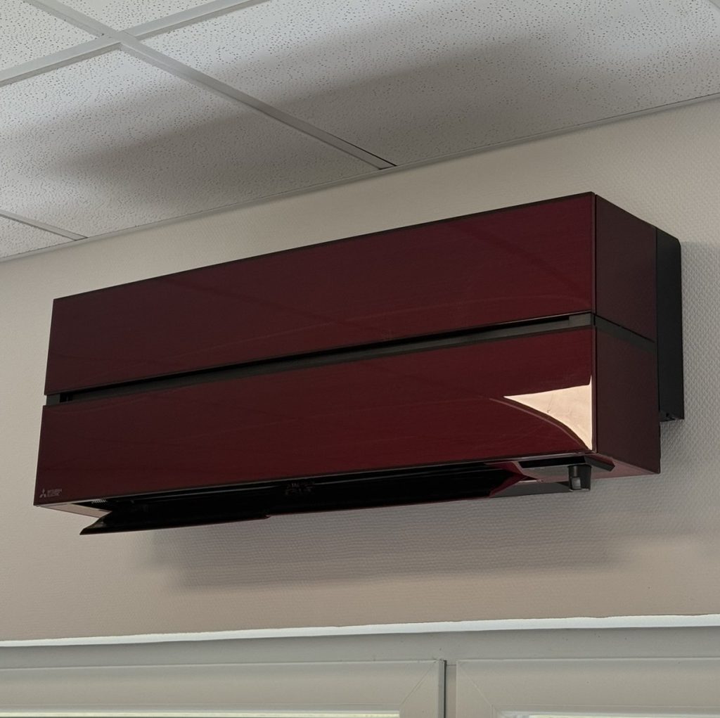 Eine Klimaanlage hängt an der Wand.